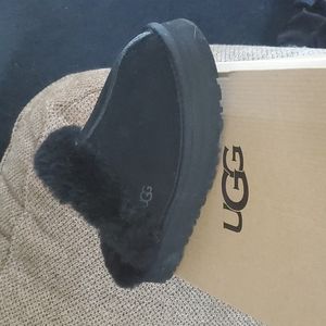 Ugg Diskette. Black Size 9 (fits like an 8)